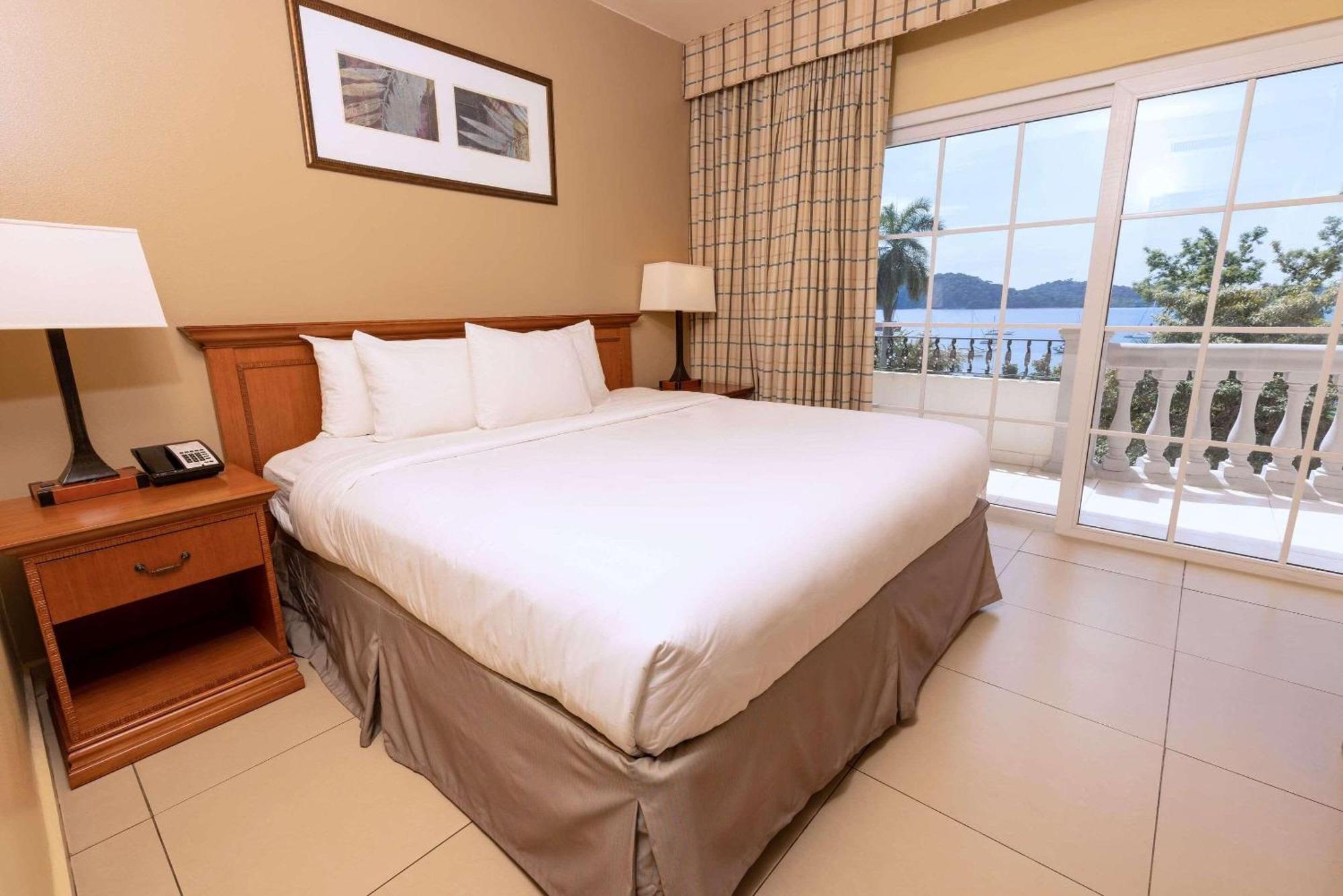Hotel Radisson Canal Panama City